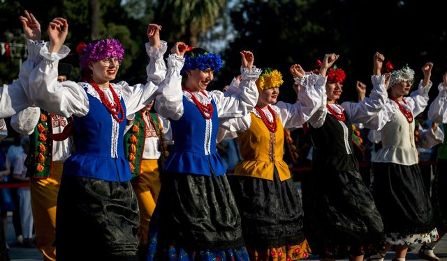 4. Halk Dansları Festivali Bornova'da coşkuyla başladı