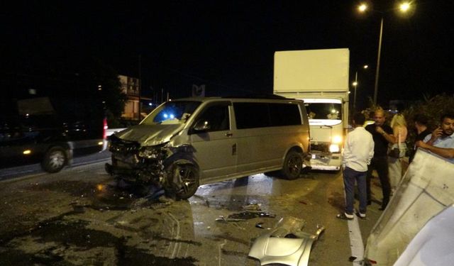5 araç birbirine girdi, yol savaş alanına döndü: Yaralılar var, trafik kilitlendi!