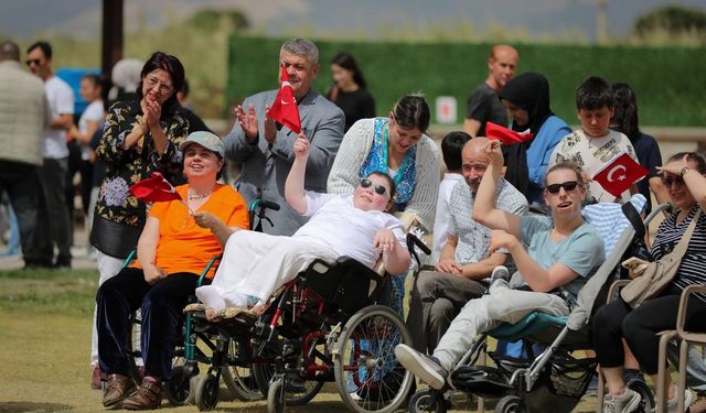Aliağa'da Bahar Şenliği, özel çocuklarla renk buldu