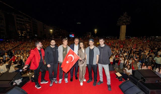 Başkan Tugay, Duman konserine katıldı