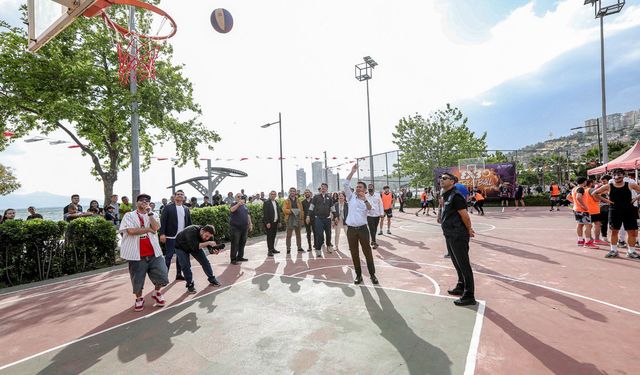 Bayraklı'da Gençlik ve Spor Bayramı için düzenlenen festival renkli görüntülere sahne oldu
