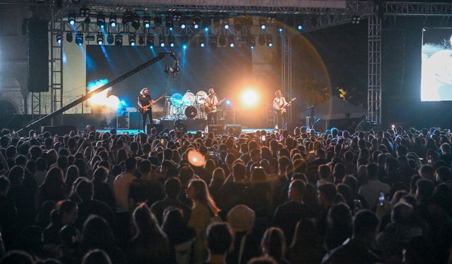 Bornova'da Gençlik Festivali, Grup Seksendört konseriyle final yaptı