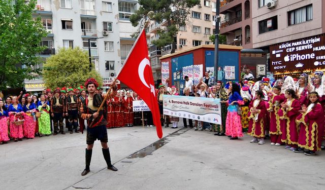 Bornova'da Halk Dansları Festivali sokaklara taştı