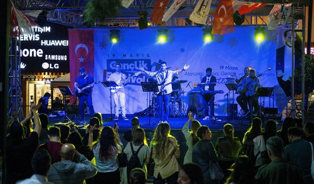 Bornova'nın gençliği var: 19 Mayıs Festivali coşkuyla başladı