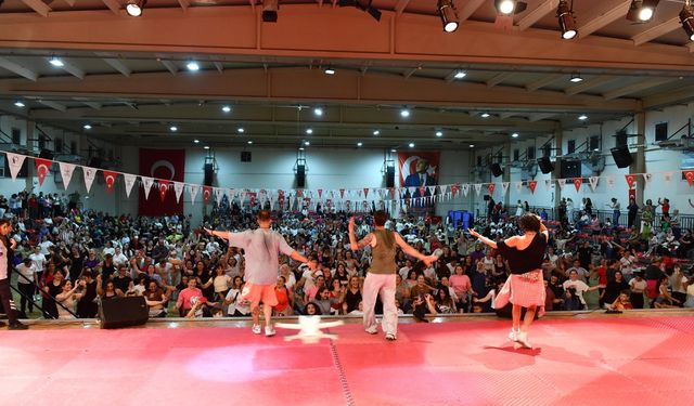 Çiğli'de 19 Mayıs coşkusu, dans gösterisiyle taçlandı
