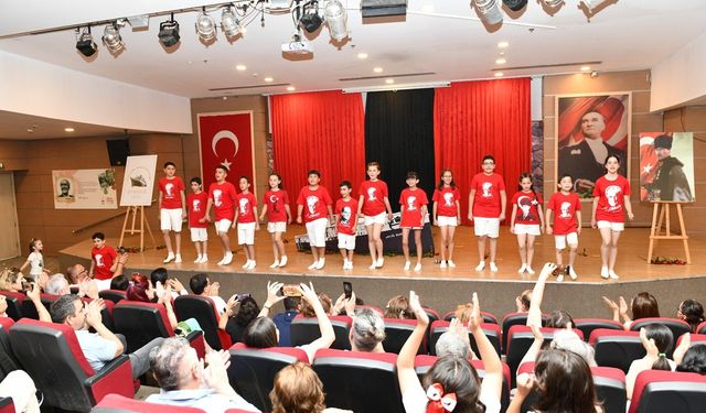 Çiğli'de "Aynı Gemideyiz Oratoryosu" ayakta alkışlandı