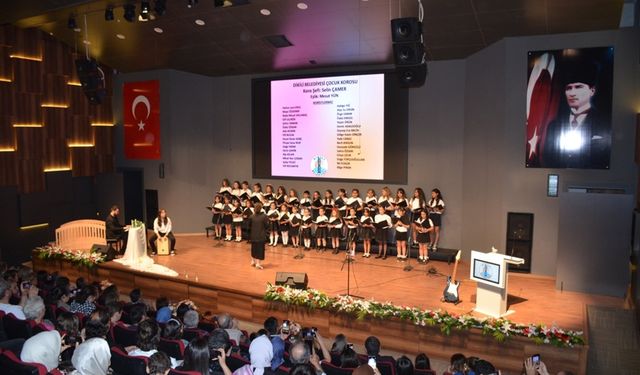 Dikili'de küçük yıldızlar sahne aldı: Ezgiler minik yüreklerden taştı