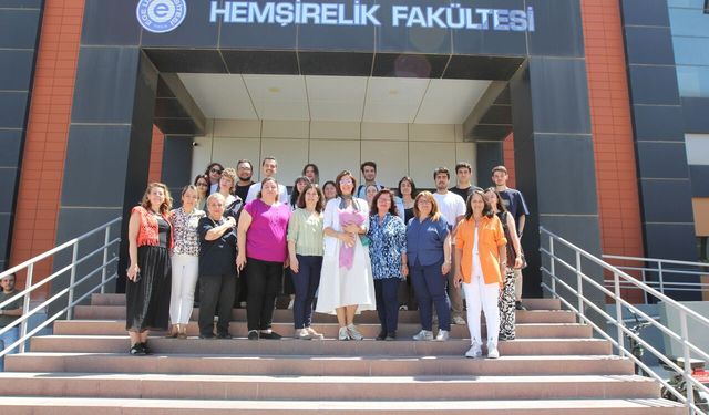 Ege Üniversitesi'nde kahkaha terapisi: Gülmenin iyileştirici gücü konuşuldu