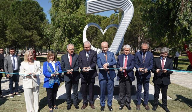 Ege Üniversitesi'nin 70'inci yılı özel bir anıtla taçlandı