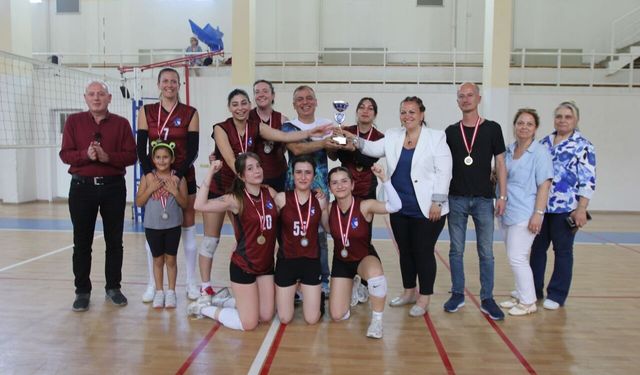 EÜ İletişim Fakültesi Kadın Voleybol Takımı şampiyonluk kupasını kaldırdı