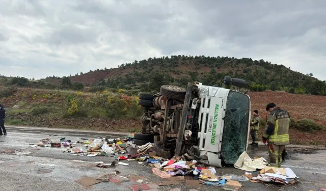 Feci kaza! Belediyenin çöp kamyonu devrildi: 1 ölü, 1 yaralı