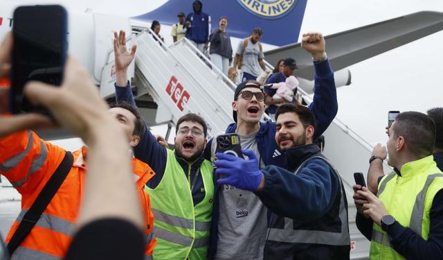 Fenerbahçe Beko, kupayla İstanbul’a döndü: Coşku yağmura rağmen dinmedi!