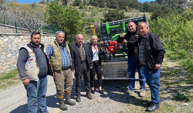 Güzelbahçe Belediyesi, çiftçilere ilaçlama makineleri hediye etti