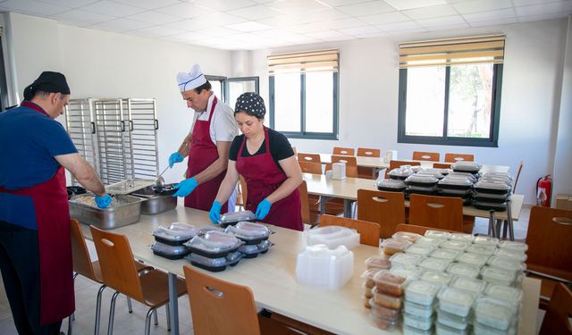 Güzelbahçe'de acıya ortak hizmet: Taziye evlerine yemek desteği