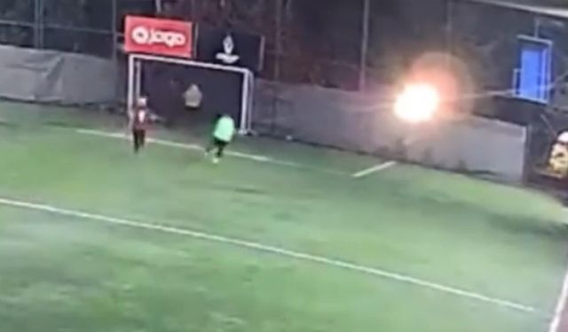 Halı saha kalp krizi geçiren kişi canından oldu