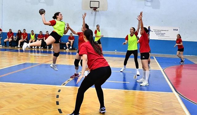İzmir Büyükşehir Belediyesi Spor Kulübü, hentbol takımlarıyla parlıyor
