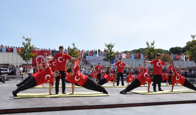 İzmir ve çevre illerde 19 Mayıs kutlamalarıyla bayram sevinci