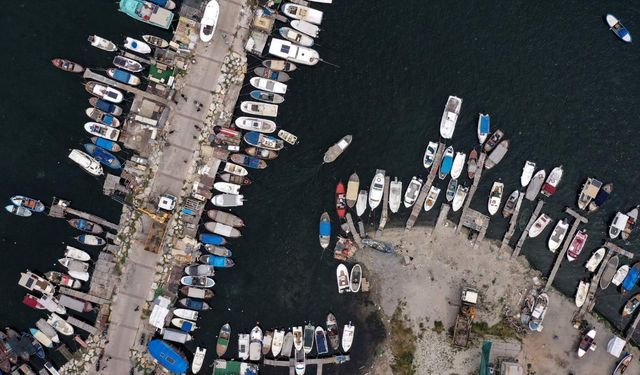 İzmir’de deniz temizliği: Hurda tekneler barınaklardan kaldırılıyor