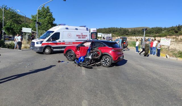İzmir'de feci kaza: Otomobil ile motosiklet çarpıştı, 1 ağır yaralı!