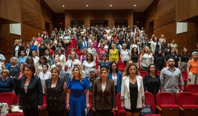 İzmir'de Hemşireler Haftası bilimsel bir etkinlikle kutlandı