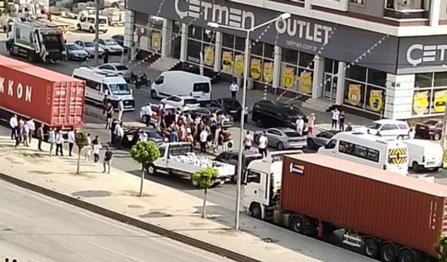 İzmir'de kanlı pusu: Seyir halindeki araca silahlı saldırı. 3 ölü 1 yaralı!