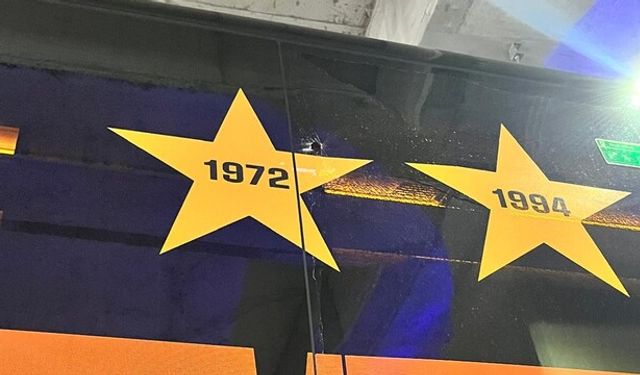 İzmir'de tatsız olay: Galatasaray takım otobüsüne taşlı saldırı!