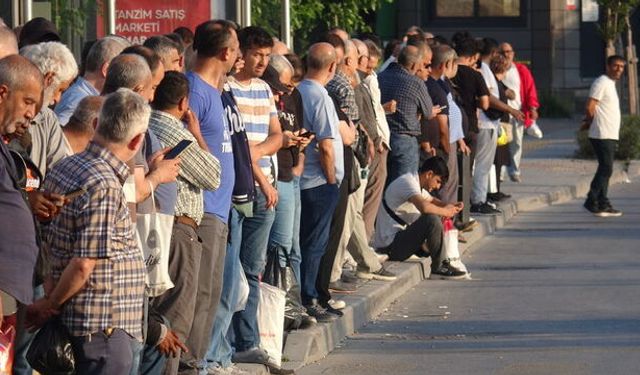 İzmir’de ulaşım durdu: 23 bin belediye işçisi greve gitti, duraklarda yoğunluk yaşanıyor!