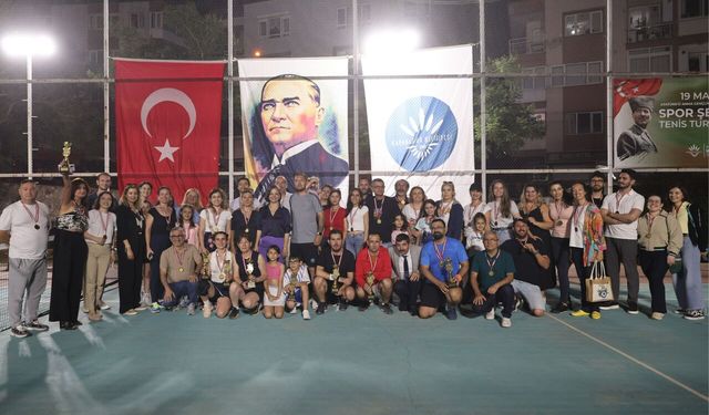 Karabağlar'ın kortlarında 19 Mayıs heyecanı: Şenlik, Tenis Turnuvası ile son buldu