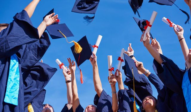 Hayalet sınıflardaki 403 diplomaya iptal