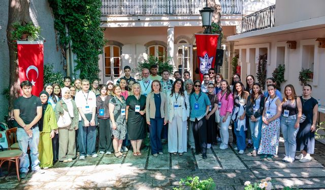 Konak'ta uluslararası buluşma: Başkan Mutlu, Avrupalı gençleri ağırladı