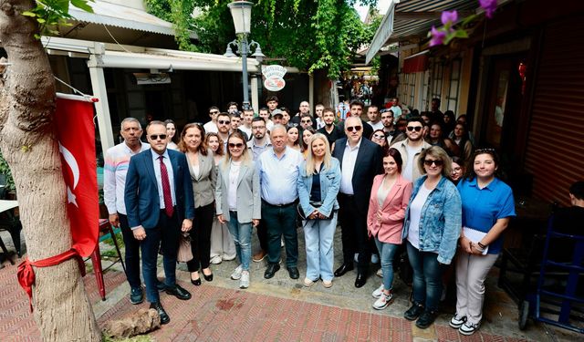 Konak Belediye Başkanı Nilüfer Çınarlı Mutlu Kosovalı öğrencilerle bir araya geldi