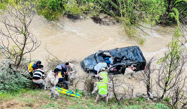 Otomobil dere yatağına uçtu: 1 çocuk öldü, 2'si ağır 4 yaralı