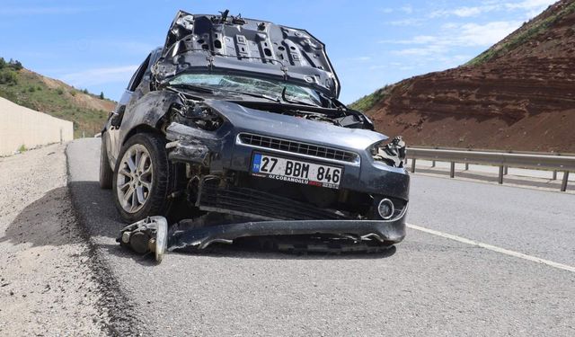 Otomobilin istinat duvarına çarpmasıyla 3 kişi yaralandı