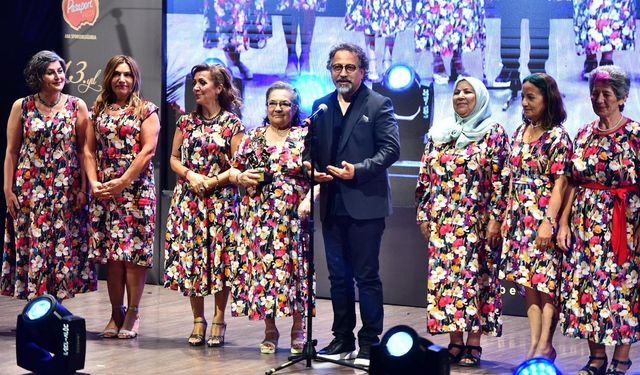 Sanat dünyası İzmir'de buluştu: Büyükşehir'e iki tiyatro ödülü