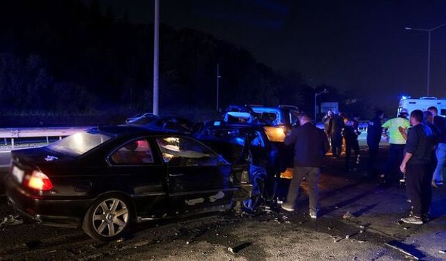 TEM Otoyolu'nda gece saatlerinde zincirleme kaza: Trafik uzun süre aksadı, yaralılar var!