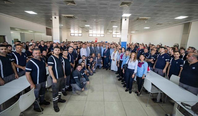 Başkan Tugay, grevden çıkan ESHOT işçileriyle bayramlaştı