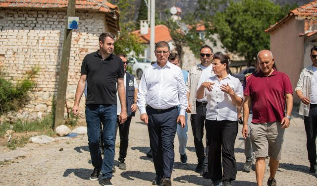 Foça'da yangın kontrol altında: Tugay alana geldi
