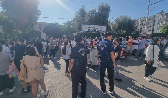 İzmir'de zabıtalar LGS'ye giren öğrencilerin yardımına koştu
