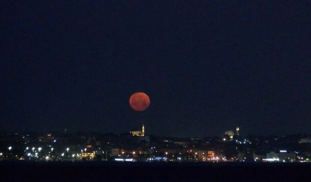 Gökyüzü renk cümbüşüne sahne oldu: 18 yıl sonra “çilek dolunayı” büyüledi!