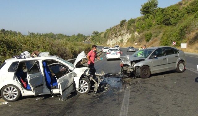 2 otomobil kafa kafaya çarpıştı: 4 yaralı