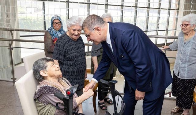 Başkan Tugay'dan bayram ziyaretleri: Huzurevi ve hastanede moral buluşması