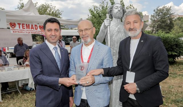 Bayraklı sahilde kitapla buluşma: Edebiyat ve dayanışma bir arada