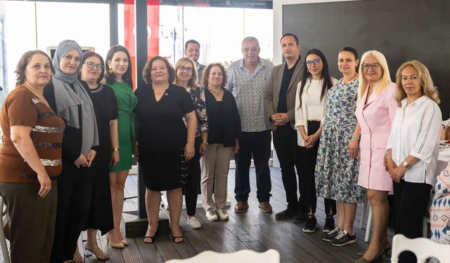 Bornova'da CHP'ye katılan kadınlara rozetleri takıldı