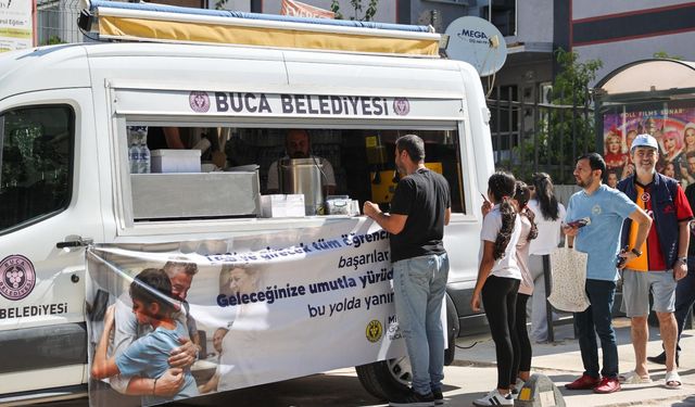 ⁠Buca Belediyesi LGS'ye giren öğrenciler ve ailelerine ikramda bulundu