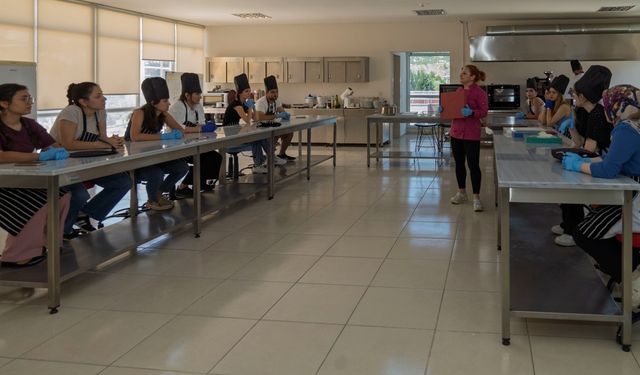 Büyükşehir'den gençlere mutfakta rehberlik eden proje: "Dersler Değil Tencereler Kaynıyor"