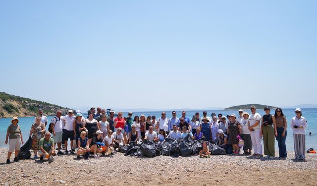 Çeşme'de "Kıyı Temizliği Etkinliği" yapıldı