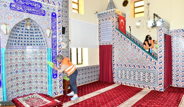 Çiğli'nin camileri bayram namazı için hazırlandı