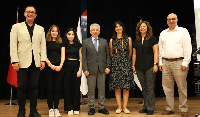 İEÜ, Yapay Zeka Destekli Eğitim Araçlarını Tanıttı