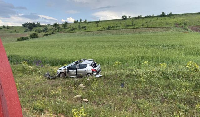 Direksiyon hakimiyeti kayboldu, araç tarlaya savruldu: 3yaralı!