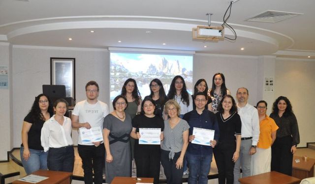 EÜ Eczacılık Fakültesi'nde bilimsel projeler şenliğe dönüştü